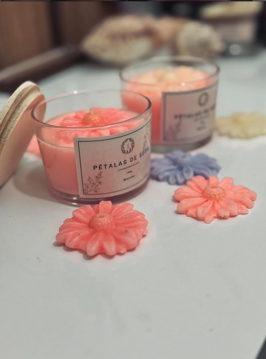 Vela Pétalas de Seda com flores de cera rosadas
