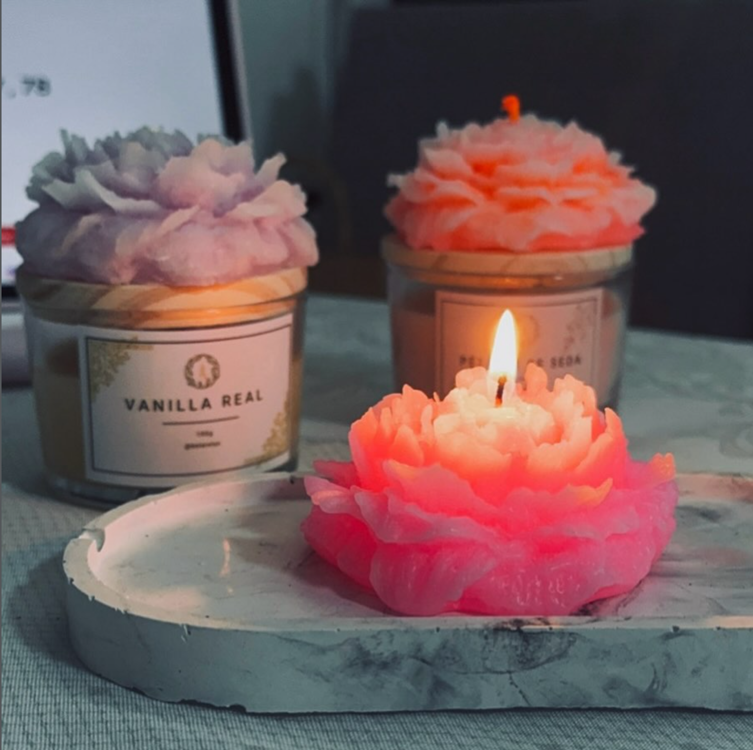 Velas artesanais Vanilla Real e Pétalas de Seda com flores de cera